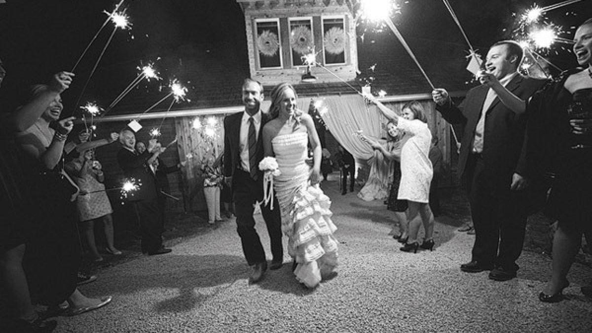 Salida con bengalas - Blog de bodas de Una Boda Original