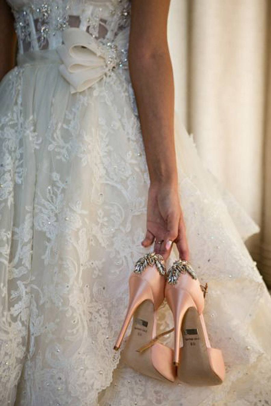 NURIA Y SUS ZAPATOS DE NOVIA  Zapatos color novia, Vestidos de novia,  Zapatos de boda
