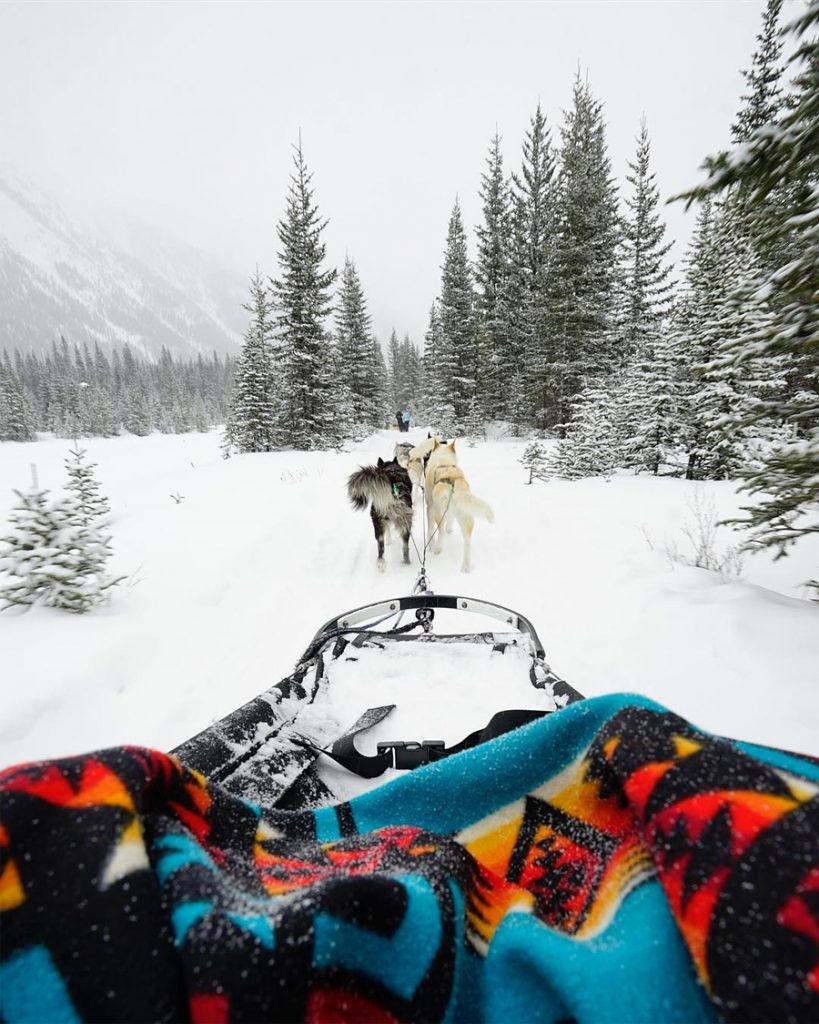 ¿UNA ESCAPADA A LA NIEVE EN PLENA OLA DE CALOR? ¡SÍ QUIERO! viaje-de-esqui-819x1024 