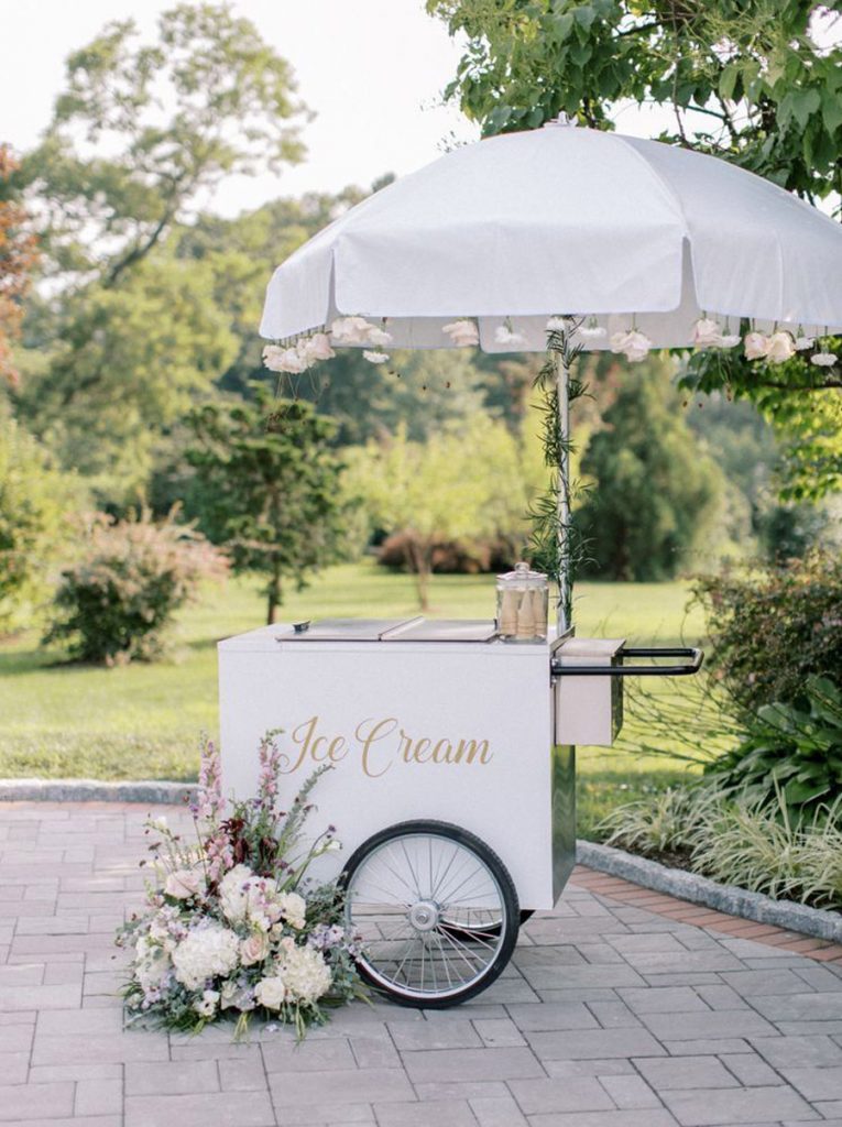 CÓMO HACER DE VUESTRA BODA UN EVENTO ÚNICO Y MEMORABLE carrito-helados-boda-765x1024 