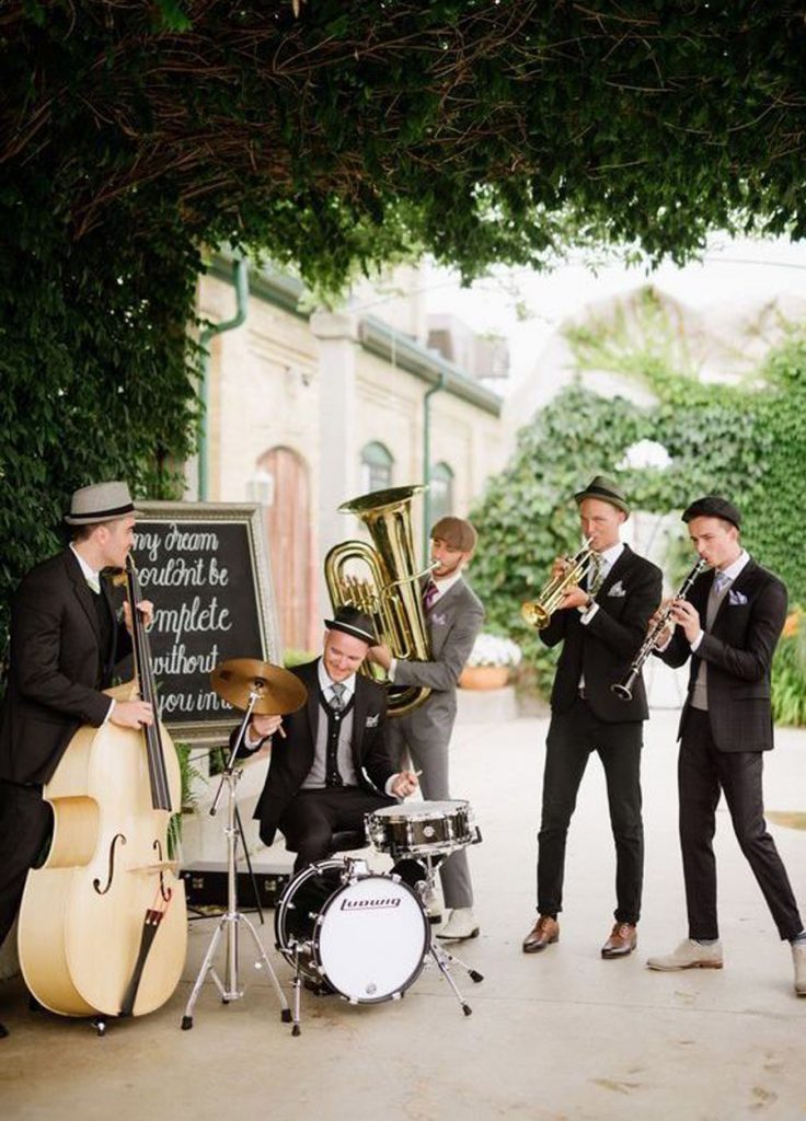 CÓMO HACER DE VUESTRA BODA UN EVENTO ÚNICO Y MEMORABLE musica-boda-736x1024 