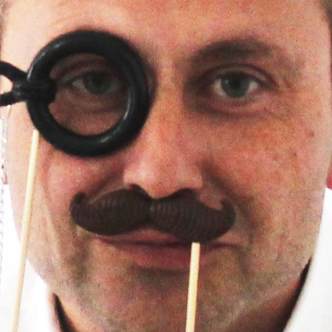 Bigote y monóculo: Detalles únicos