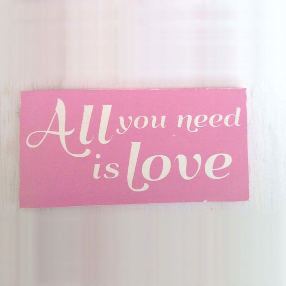 Cartel All You Need Is Love: Decoración y detalles