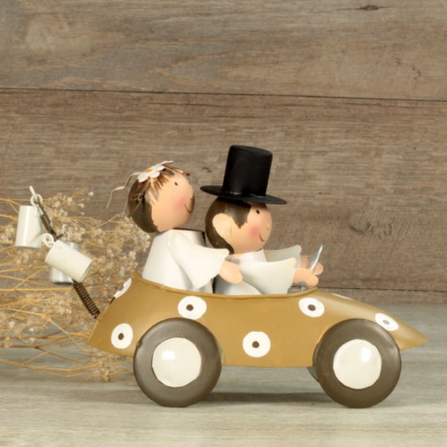 Novios en coche