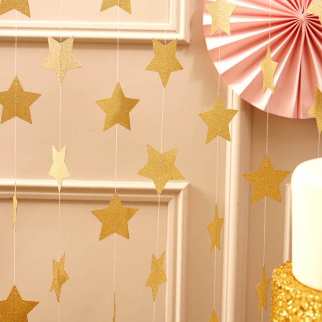 Guirnalda de estrellas de papel doradas